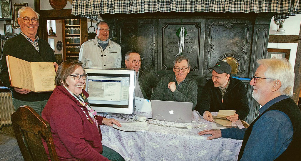 Bei der Einführung im Heimathaus schauen Mitglieder gebannt auf die ersten Ergebnisse